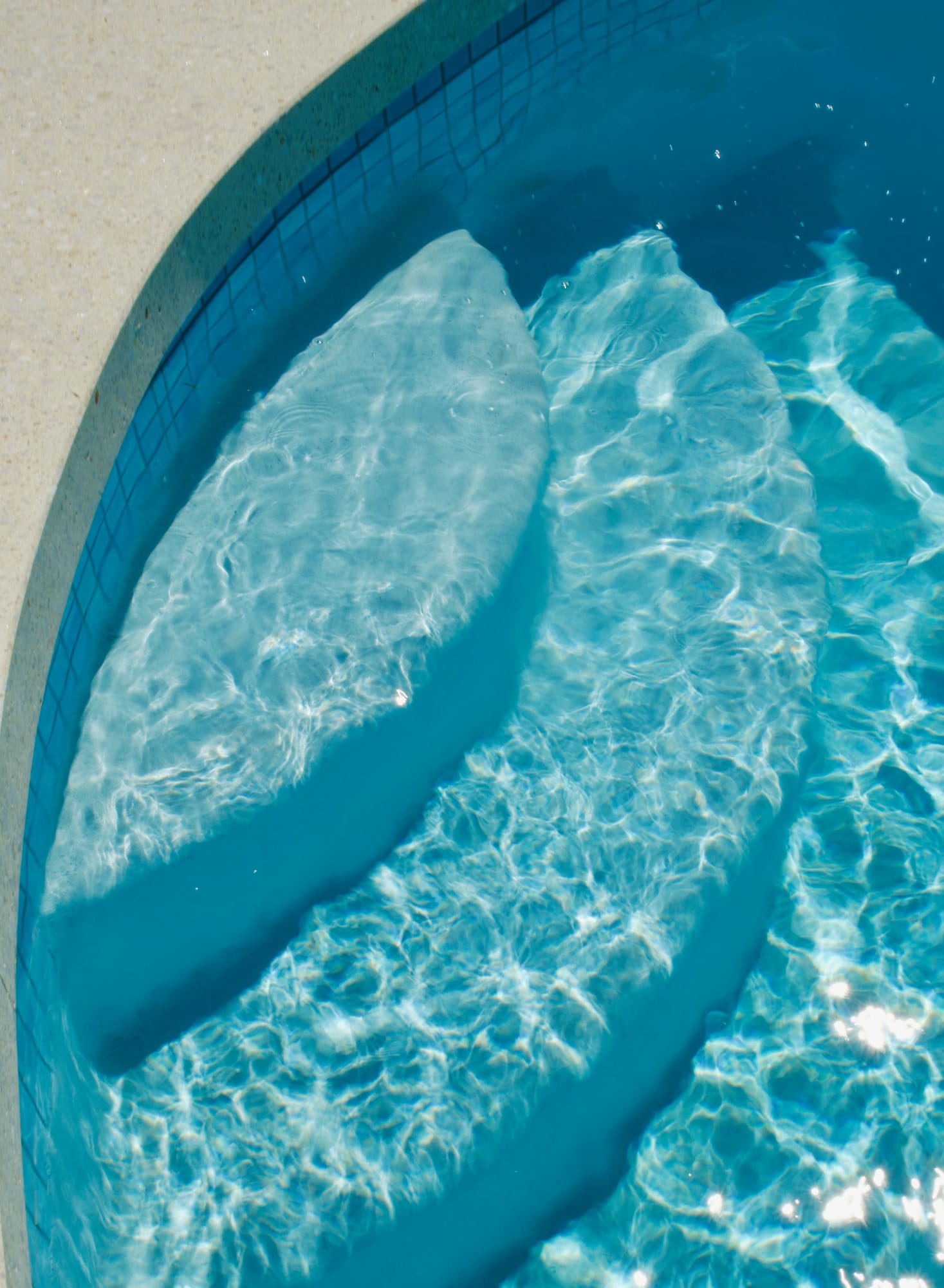 Light on the water over curved pool steps